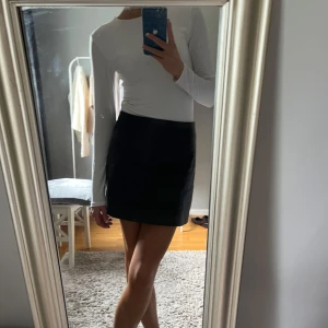 Body  - Vit långärmad vit från Amisu, säljer då den är lite för stor för mig. Storleken är L men jsg brukar ha S så skulle säga att den passar både M/L då den är väldigt stretchig. 