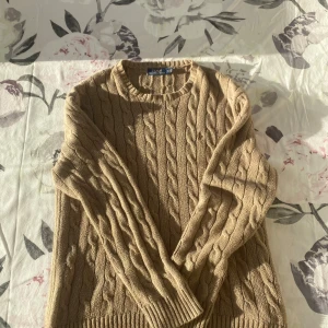 Ralph lauren tröja - Väldig snygg Polo ralph lauren tröja i storleken m! Jag har använt tröjan bara 5 gånger, tröjan är i bra skick. Priset sitter inte fast i sten. Tveka inte att kontakta!😃
