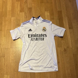 Real madrid t shirt - Real madrid t shirt vill inte ha den längre för att den har blivit mindre. Inget fel med den har använt et par gånger. Om du är intresserad så det är bara kontakta mig sp svarar jag så snabbt som möjligt😀 (pris kan diskuteras)