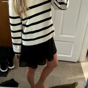 Volangkjol - Säljer denna superfina svarta kjolen som är köpt på Zalando för några år sedan. Sparsamt använd och i superbra skick. Passar mig som oftast bär s/m och materialet gör att den passar många storlekar! Skriv för frågor💗