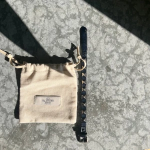 Valentino armband - Säljer mitt gamla men väldigt fina valentino armband! Har ej lådan kvar tyvärr… Skriv om du har någon fråga eller vill ha fler bilder!🔥