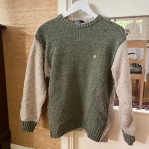 Stickad tröja från ralph lauren  - Grön/beige stickad tröja från Ralph Lauren. Köpt secondhand, men i fint skick! 