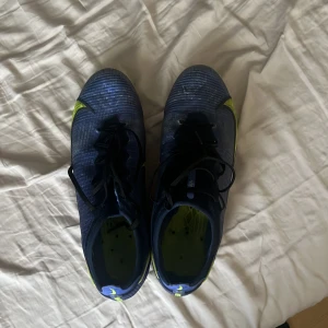 Nike mercurial - Storlek 45,5 dom är lite sönder där fram men fortfarande i hyfsat skick. Skriv för mer frågor.