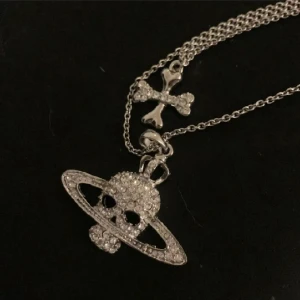 vivienne westwood skull halsband - köpt från en annan användare här på plick, riktigt schysst halsband som ej kommit till användning ! Skriv privat om du har frågor över mått eller vill ha fler bilder (använd gärna köp nu) 💌