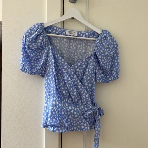 Blus med pufffärmar från & Other Stories - Använd 1 gång