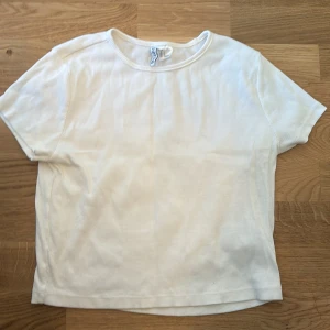 Vi t tröja - Säljer en enkel kortarmad tröja från hm i storlek L men är tajt så fungerar som M