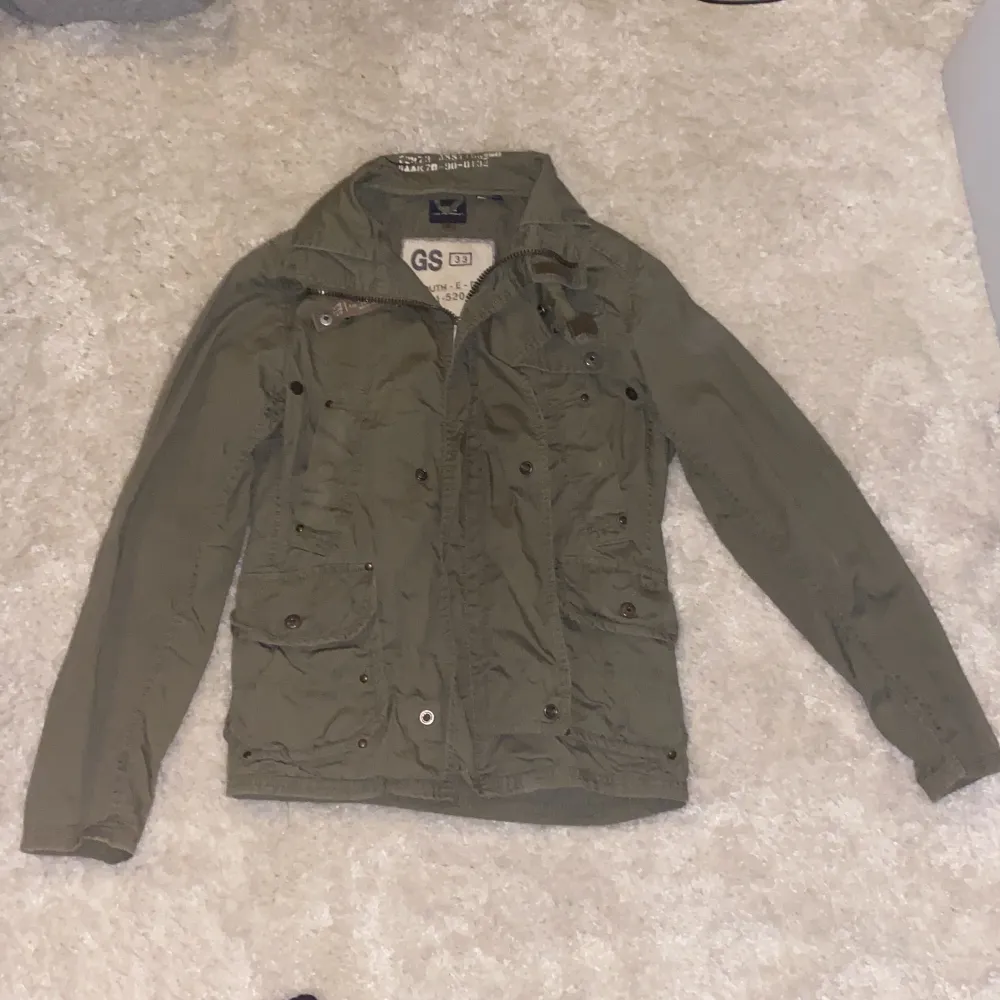 field jacket från g star raw, strl s, grön och perfekt till vinter/höst! dm för fler frågor!. Jackor.