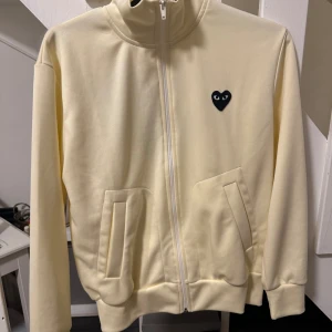 Comme Des Garçons  - Snygg beige comme des garçons zip sweatshirt  Knappt använd   Storlek S 