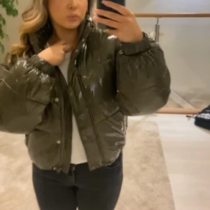 Olivgrön puffer - Såå snygg jacka!! säljer då jag har för många jackor hängandes, den kommer inte till användning💕💕 braaa skick