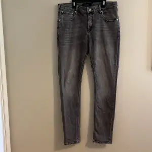 Säljer dessa oanvända Scotch & Soda sklim tapered jeans , skriv gärna vid minsta intresse 😊