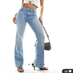 Ljusblåa lowwaist jeans - Ett par lowwaist ljusblåa jeans i bootcut modell. Köpta en månad sen och endast använda en gång. Orginal pris 709kr