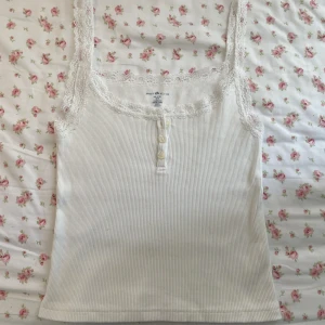 Ribbat spets linne brandy melville - Super fint ribbat spets linne från Brandy Melville. Helt nytt, aldrig använt, prislapp saknas dock. Onsize men skulle säga att den passar mellan XS-M. 