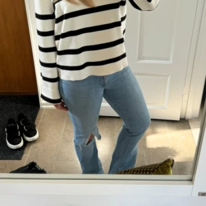Levis jeans med hål - Säljer dessa supersnygga Levis bootcut jeans med hål på ena knät. Älskar verkligen dessa och man får en så fin figur! Köpta för några år sedan och passar mig som bär s/m. Skriv för frågor💗
