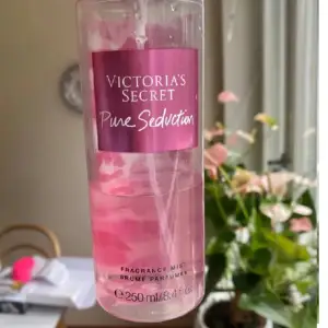 Victoria secret body mist / parfym 💘 100ml kvar alltid som en stor parfym! Doftar sött💞