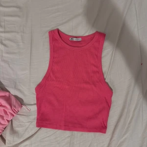 Topp - Croppad topp från Zara i storlek M + spårbarsfrakt 45 kr