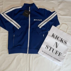 Palm angels zip tröja  - En mörk blå Palm angels track top mörk blå storlek S oanvänd säljer för endast ‼️449kr‼️