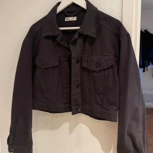Jeans jacka  - Svart jeans jacka i kortare modell.
