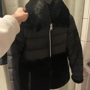 Jacka - Snygg svart jacka från Jott