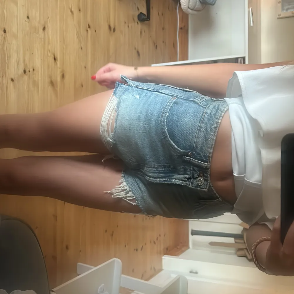 Jätte fina midwaist jeans shorts från zara i väldigt gott skick så jag köpte en för liten storlek och inte kunnat använda dom så mycket. . Shortsit.