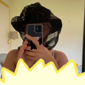 Pinewood hatt  - Säljer denna hatt med inbyggt myggnät, men som man kan ta ut eller ha i facket. Ligger högst upp och är bara en dragkedja så man kan ta bort de eller låta de ligga där! Använd 1 gång, så i väldigt bra skick och hittar inget att anmärka på! One size