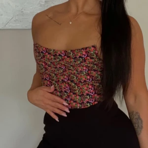 Topp - Blommig topp från chiquelle. Storlek 38. Endast provad. Nyskick. 