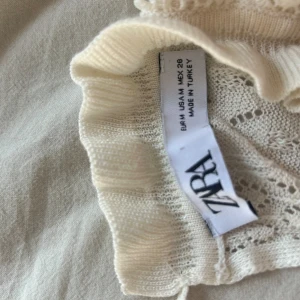 Stickad blus  - Den är i storlek M men den är stor i storleken, är i väldigt bra skick, använd typ 1 gång 