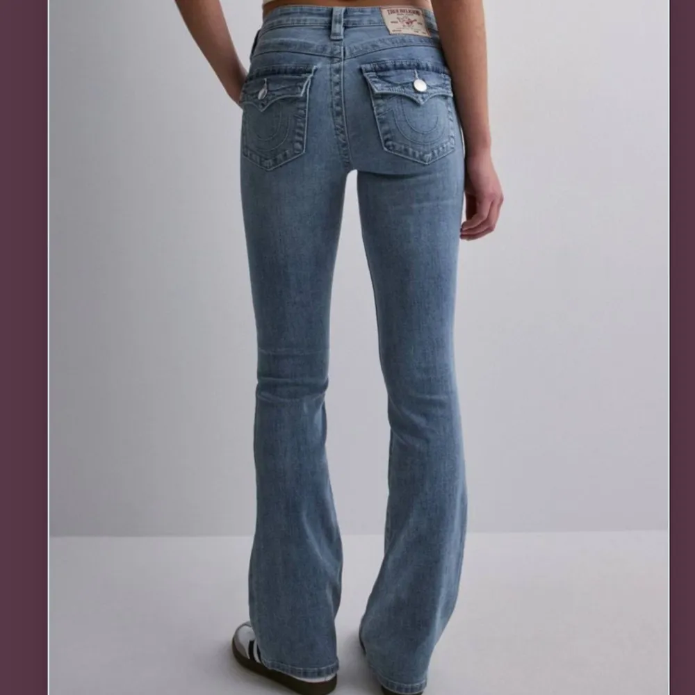 Slutsålda Becca midrise bootcut flap från true religion, köpte dom i Juli så inte använda så mycket men tycker att dom är lite stora 😊 kom privat för fler bilder. Jeans & Byxor.