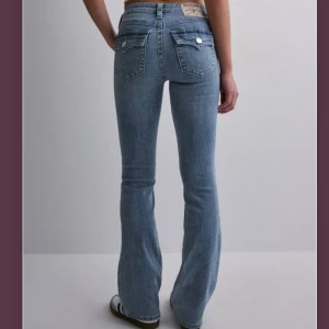 True religion jeans - Slutsålda Becca midrise bootcut flap från true religion, köpte dom i Juli så inte använda så mycket men tycker att dom är lite stora 😊 kom privat för fler bilder