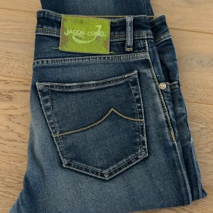 Jacob Cohen Jeans - Jacob Cohen jeans i väldigt fint skick, endast använda enstaka tillfällen. Eftertraktade modellen ”Nick” 622.   Storlek 33 och inga justeringar hos skräddare har gjorts, som nya.