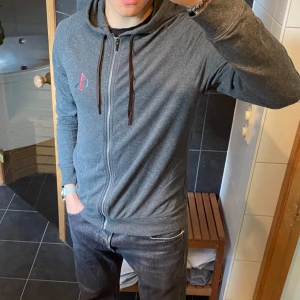 Calvin Klein Tröja - Bekväm tröja från Calvin Klein. Tröjan är något tunnare vilket gör att den passar de flesta tillfällena. 