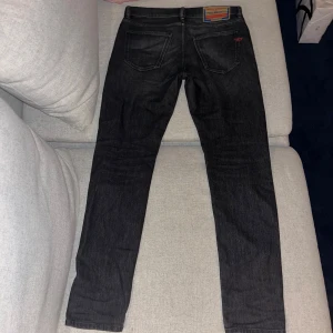 Diesel Jeans - Tja! Säljer nu dessa tvärfeta svarta / mörkgråa jeans från Diesel då jag knappt använder de. Passformen är slim/striaght .  Nypris: 1499kr Mitt pris: 400kr Inga defekter What so ever:)