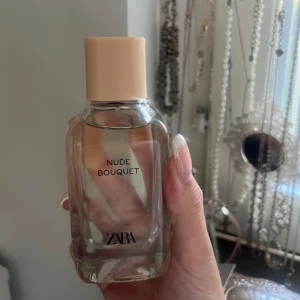 Zara parfym  - En ny parfym från zara som endast är testad. Ska likna miss dior. Nypris 250kr. 100 ml