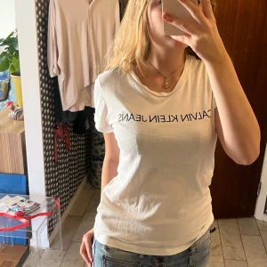 T-shirt  - Säljer min snygga Calvin Clein T-shirt då den inte kommer till användning💕använd ett fåtal gånger