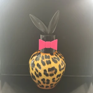 Playboy parfym  - Säljer den då jag har andra jag använder oftare! 50ml typ 90% kvar. Den luktar lite blommigt men också lite fruktigt och sött🌸🍬
