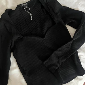 Svart tröja🖤 - Säljer denna snygga tröjan från monki i storlek S, helt oanvänd och ny💗