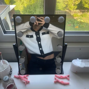 Jätteskön kofta - Nytt skick, använt ca 4 gånger.  Skriv om ni har fler frågor om plagget🎀