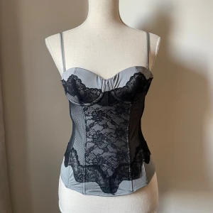 Spetskorsett - Så häftig korsett! Grå färg med svarta spetsdetaljer. Hittar dessvärre inga lappar, men denna passar mig perfekt som vanligen bär XS/S 🤍 Den stängs på baksidan som dessutom har tre olika alternativ som reglerar hur tight toppen ska sitta. Banden är r