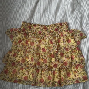 Volang kjol - Jätte fin kjol i barnstorlek 146/152 men sitter som en s-m