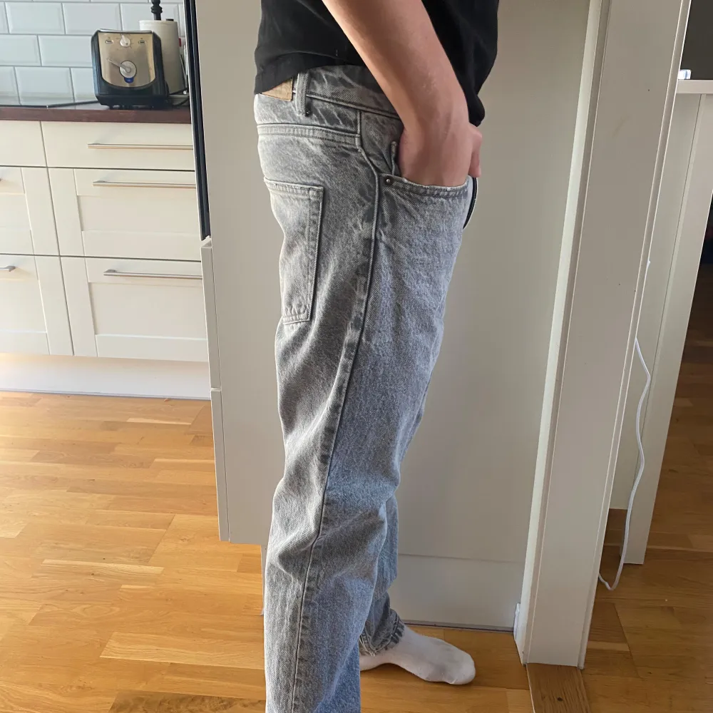 Lite större jeans i färgen grå bra skick. Storlek 28/29 31. Jeans & Byxor.