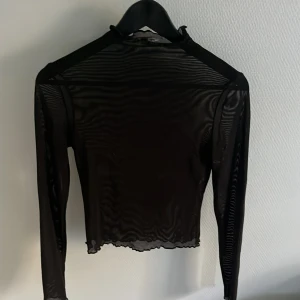 Mesh-topp - Svart topp i mesh från HM, storlek S Fint skick Klippt bort lappen i då den annars syntes eftersom tröjan är mesh
