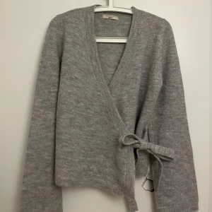 Stickad tröja - Säljer denna fina koftan perfekt nu till hösten/vintern. Oanvänd så den är så gott som ny. Eftersom den är slutsåld så säljer jag den för 430 men pris kan diskuteras vid snabb affär.