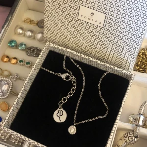 Edblad halsband  - Gulligt halsband i fint använt skick inga skador eller stora slitage, ifrån Edblad :) Silver färgat med vita små kristaller på hänget 