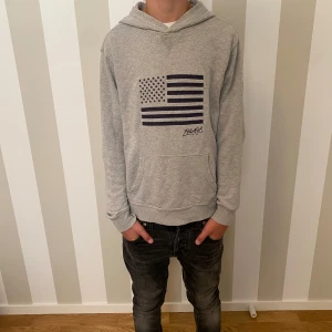 Ralph Lauren hoodie - Grå Ralph Lauren hoodie med broderat tryck modellen är 171 och väger 55kg