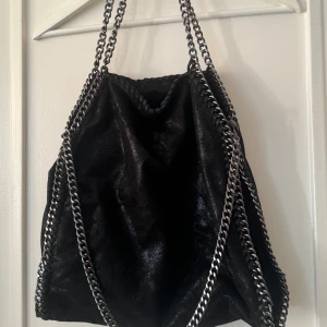 Väska  -  väska lite glittrig i tyget använd men bra skick 