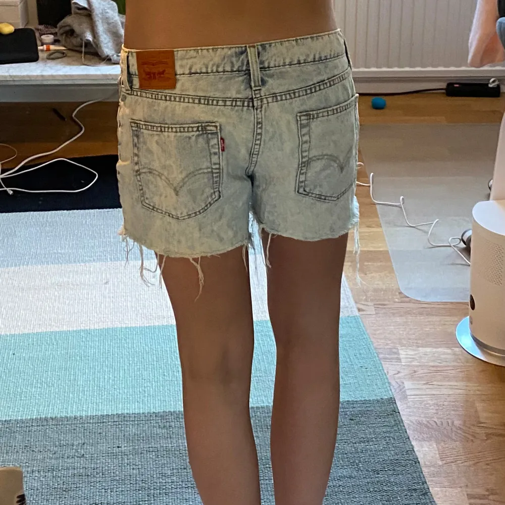 Jättecoola lite oversized jeansshorts från levis❤️ midjemåttet tvärs över är 39 cm ungefär❤️. Shorts.