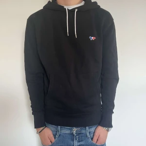 Maison Kotsuné hoodie - Maison Kitsuné hoodie i mycket bra skick som är perfekt nu inför hösten | storlek S | Kom privat för mer information.