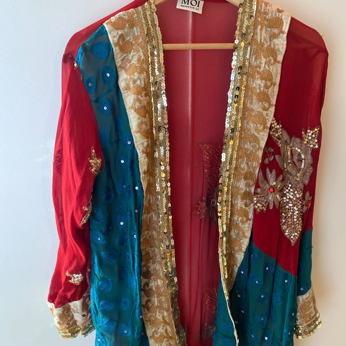 Sagolikt vacker kimono med stenar och broderier 