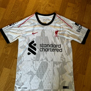 Liverpool Fotbollströja - Storlek S men är lite större än det.