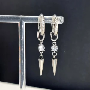 Handgjorda örhängen - Handgjorda örhängen ●Material- rostfritt stål och zirconia kristall ●Gjord i bra kvalitet 💎Örhängeskrokar -100% rostfritt stål . Nickel fri.☆☆☆Längd - 5cm, 1st-100kr eller paret 160kr 