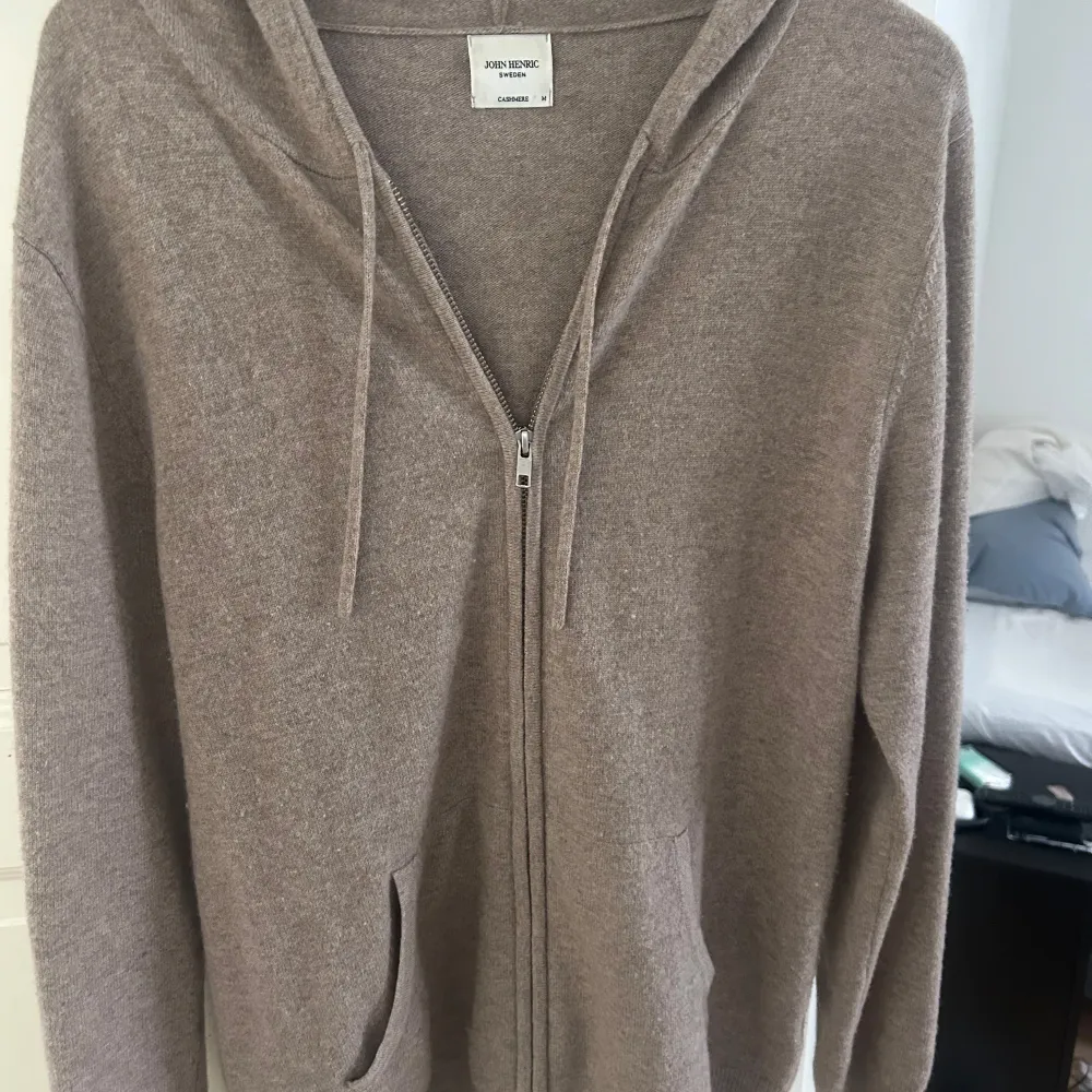 Säljer en beige hoodie från John Henric i 100% cashmere. Jag säljer denna för att jag inte har så mycket användning av den. Den har inga defekter, men den är lite nopprig på ärmarna som lätt går bort med en kashmirkam. Nypris 2500kr. Jag är 188 cm.. Tröjor & Koftor.